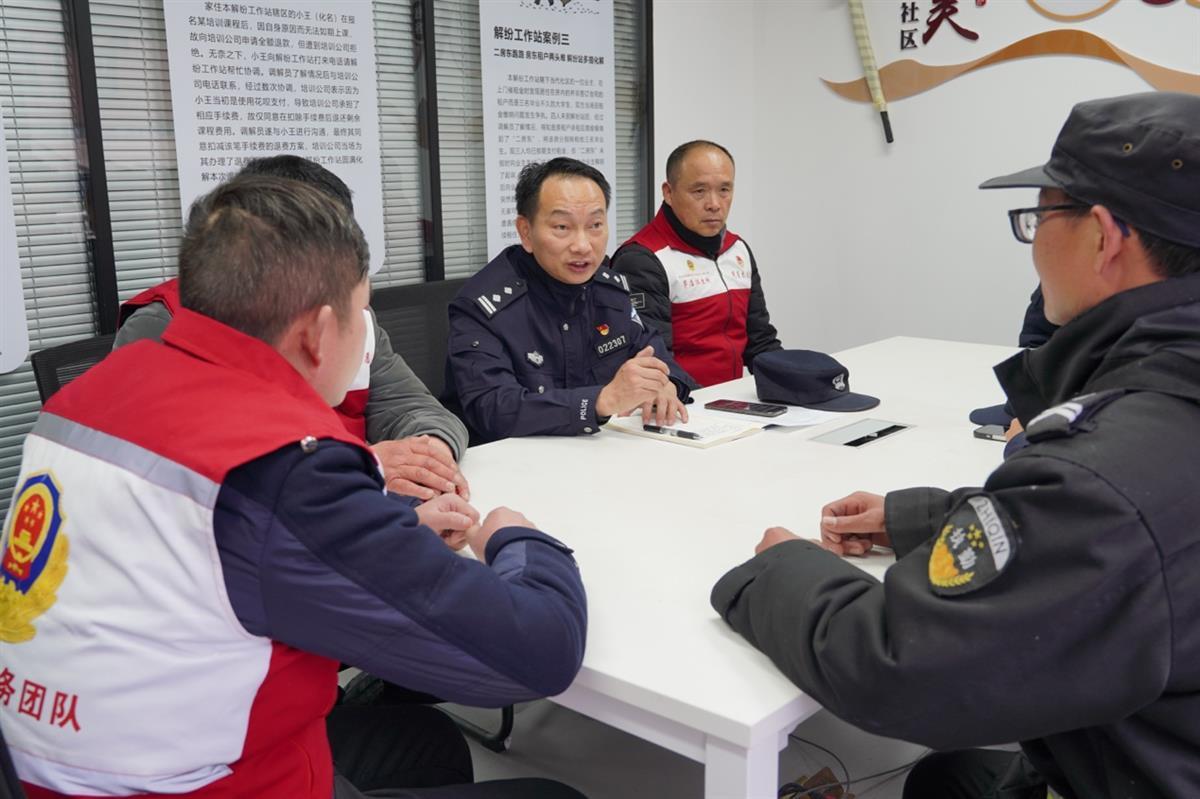 冻雨来临前社区民警张文昌列出一份任务清单紧急带领警务团队上门入户……